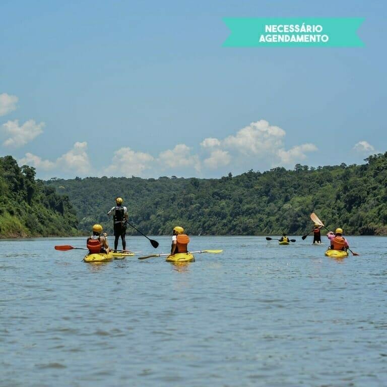Muita aventura na expedição com trilhas, remada e banho de cachoeira.