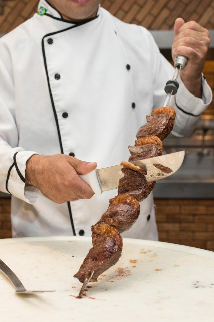 Almoço com carnes nobres e buffet livre, na Rafain Churrascaria!