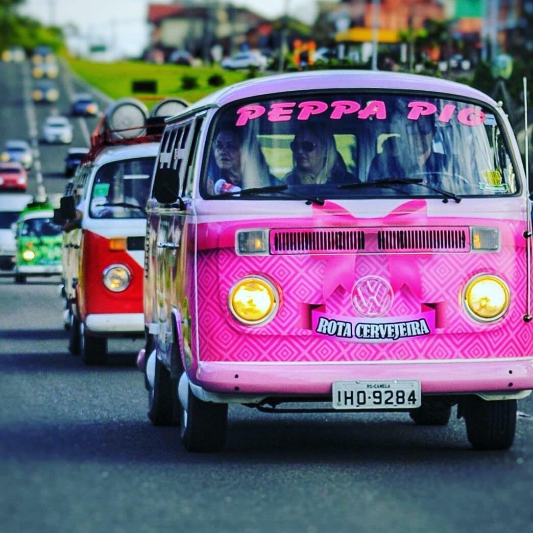 Degustação livre a bordo das charmosas kombis, com visitação a 3 cervejarias em Gramado e Canela!