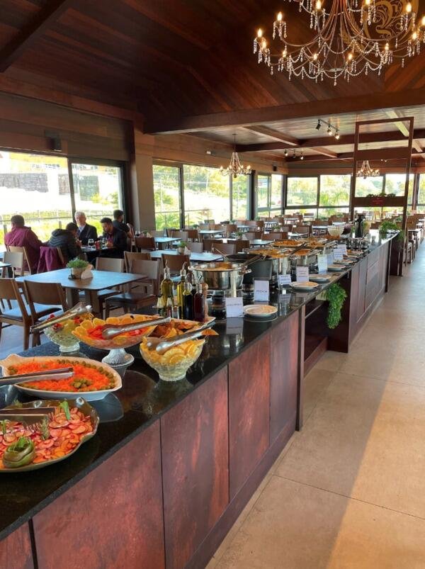 Almoço com buffet livre em um ambiente requintado, no coração do Vale dos Vinhedos!!