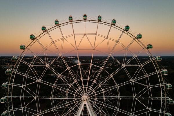 Embarque nessa emoção e encante-se com a incrível vista da maior roda gigante da América Latina!