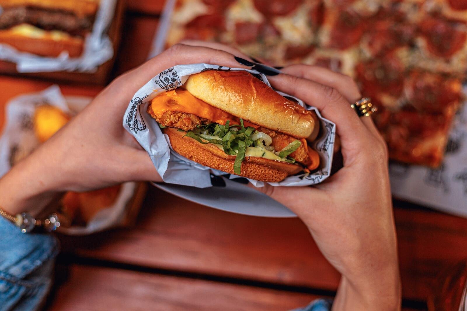 Combo Burger + Fritas no bar da 4ª melhor cervejaria do Brasil!