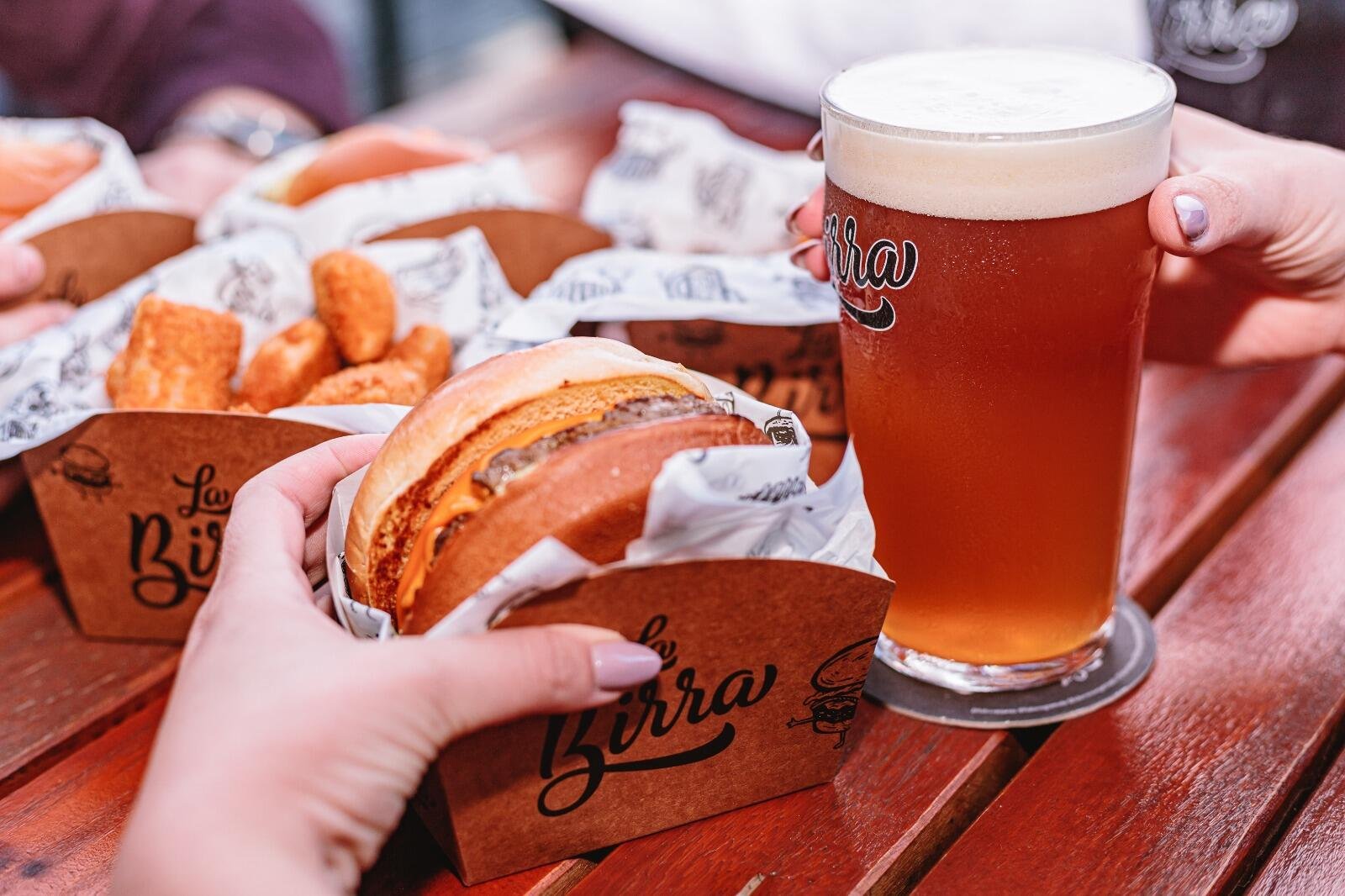 Combo Burger + Fritas no bar da 4ª melhor cervejaria do Brasil!