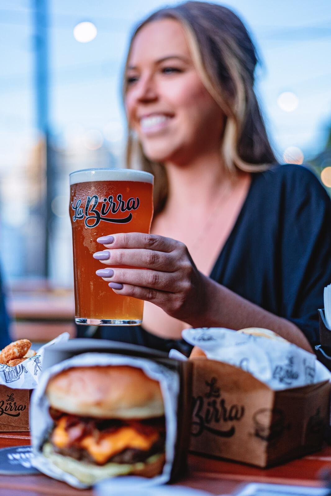 Combo Burger + Fritas no bar da 4ª melhor cervejaria do Brasil!