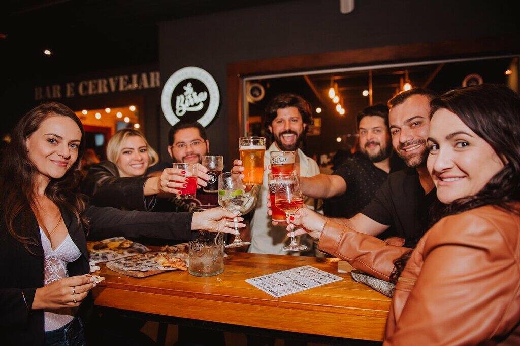 Combo Burger + Fritas no bar da 4ª melhor cervejaria do Brasil!