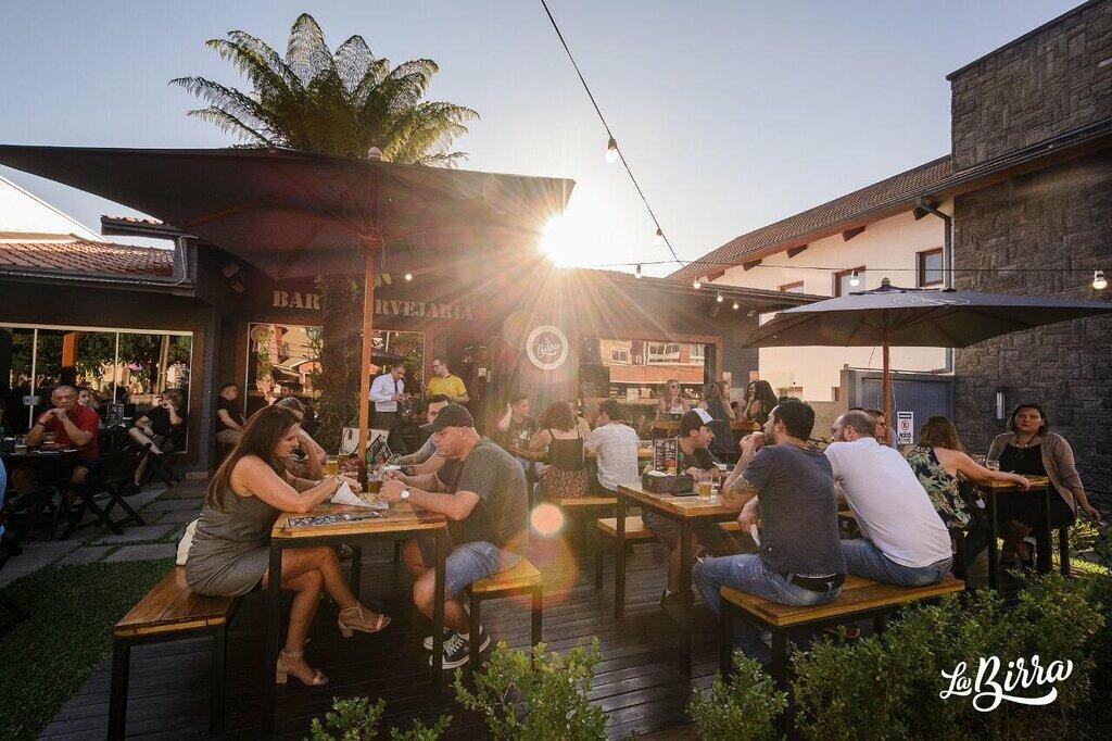 Combo Burger + Fritas no bar da 4ª melhor cervejaria do Brasil!