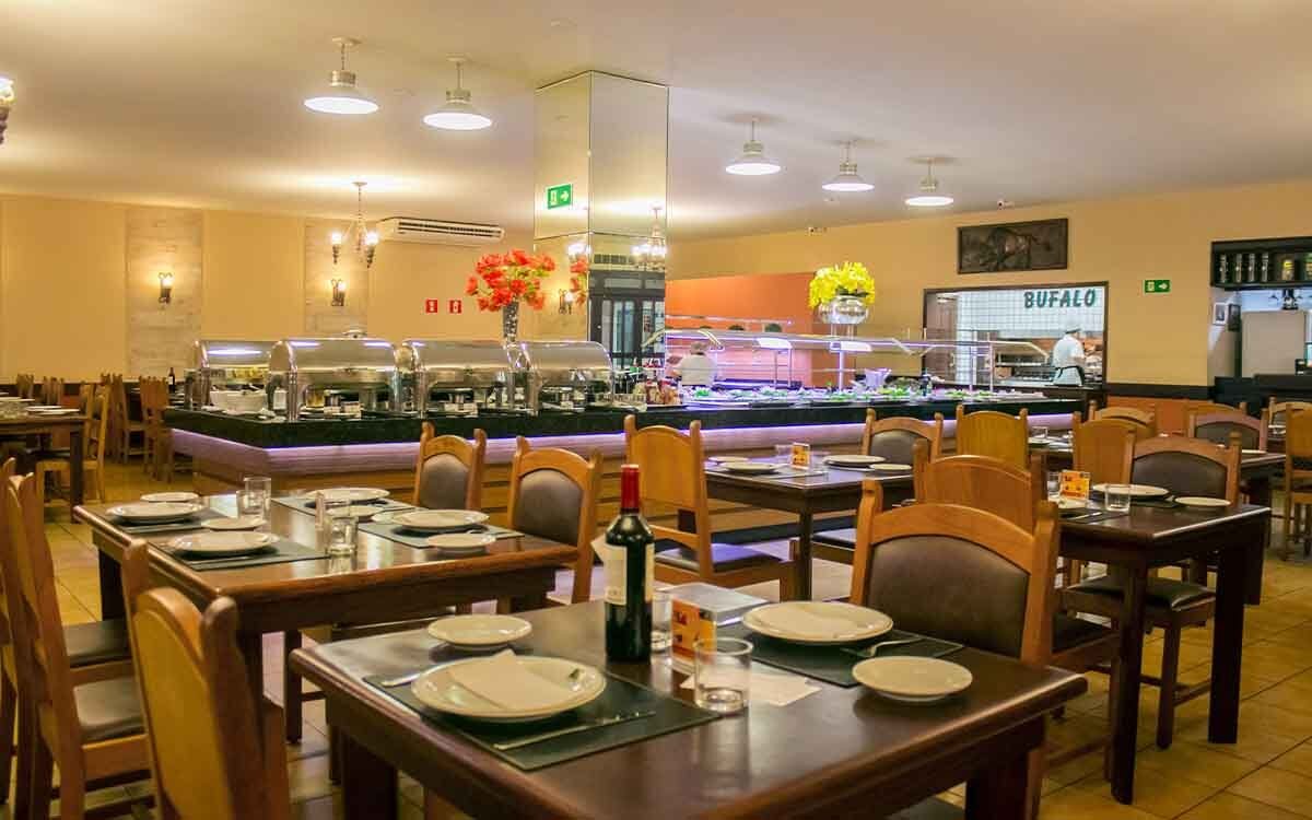 Churrascaria Búfalo Branco: tradição e carnes nobres.