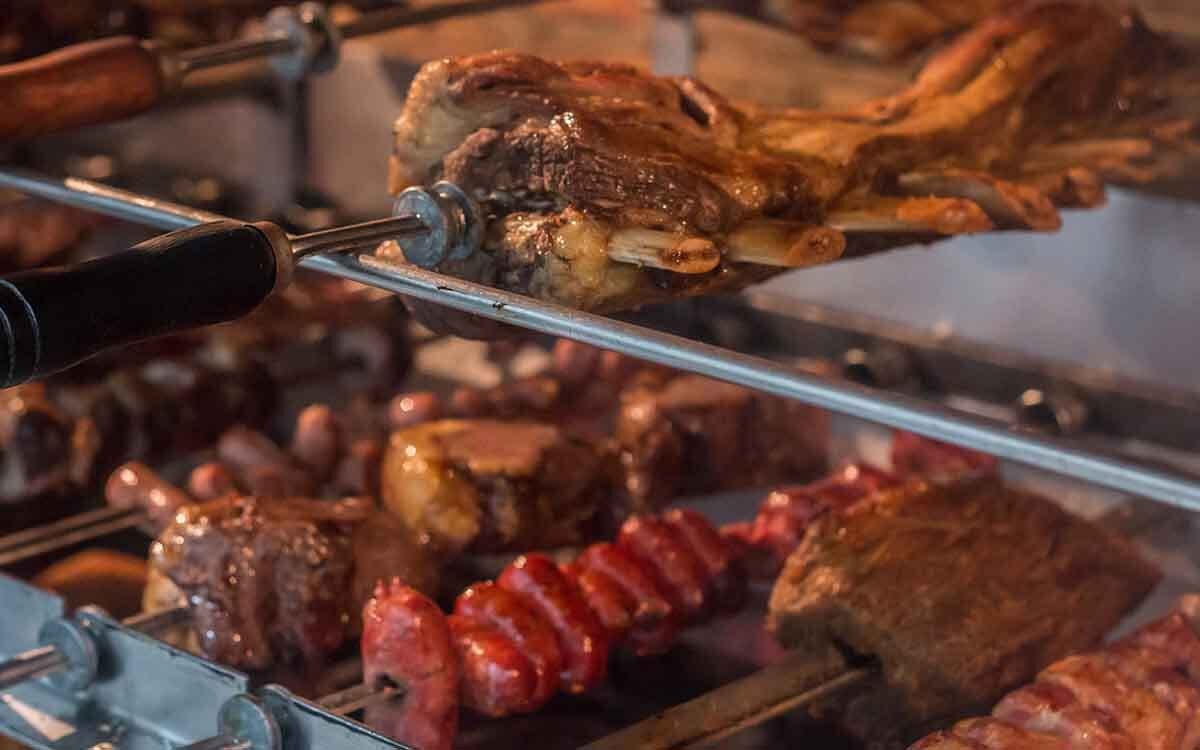 Churrascaria Búfalo Branco: tradição e carnes nobres.