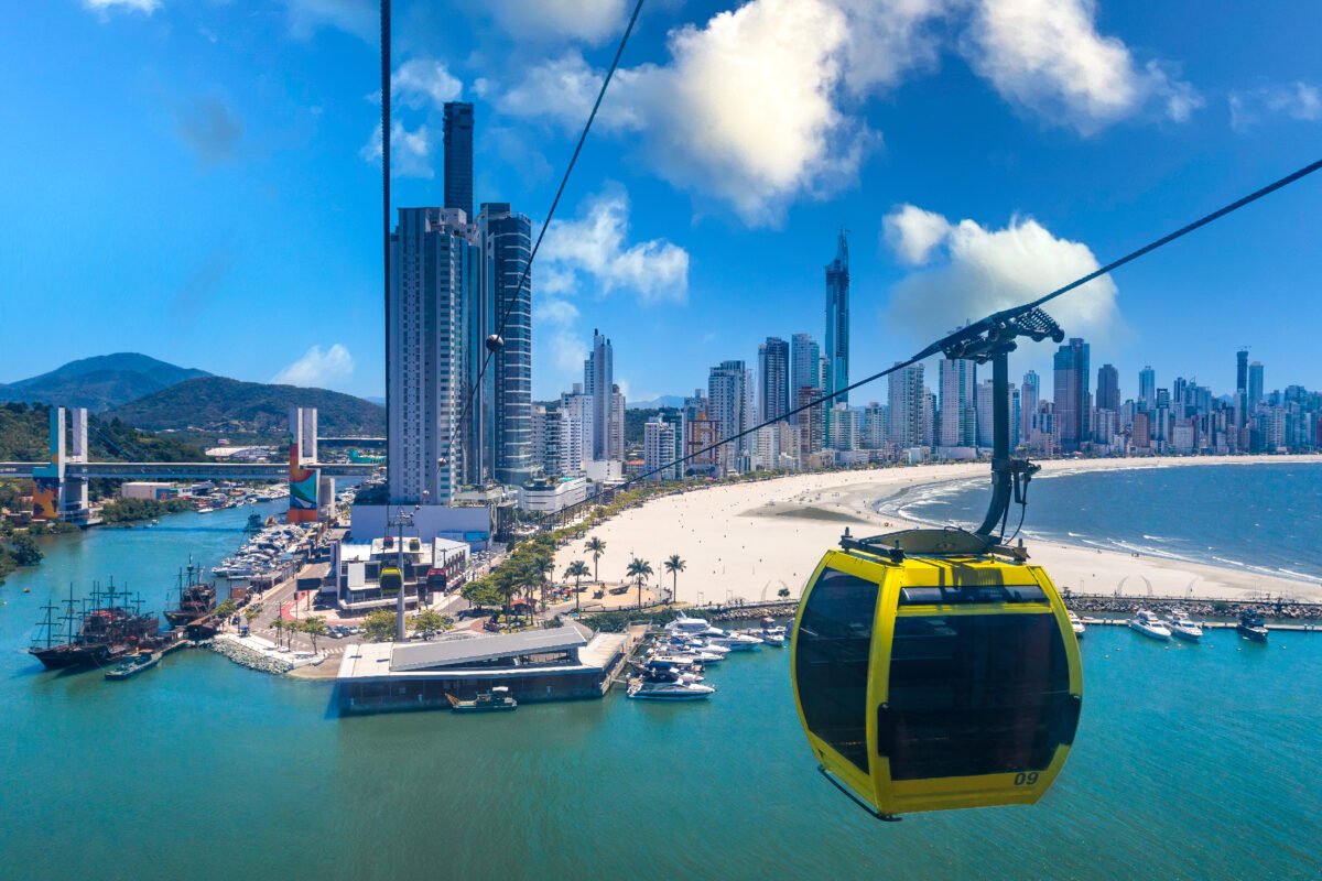 Bondinhos Aéreos - Uma vista privilegiada de Balneário Camboriú. O Único no mundo a ligar duas praias!