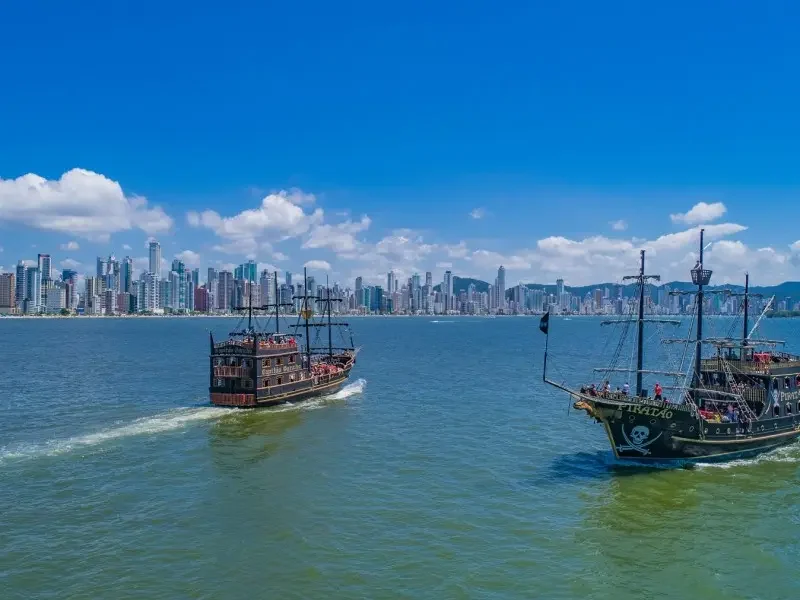 Barco Pirata - Vivencie um dos passeios mais tradicionais de Balneário Camboriú que, há 40 anos, diverte turistas e visitantes! Navegue acompanhado de muita animação e lindas paisagens!