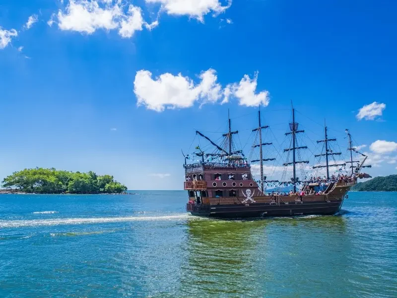 Barco Pirata - Vivencie um dos passeios mais tradicionais de Balneário Camboriú que, há 40 anos, diverte turistas e visitantes! Navegue acompanhado de muita animação e lindas paisagens!