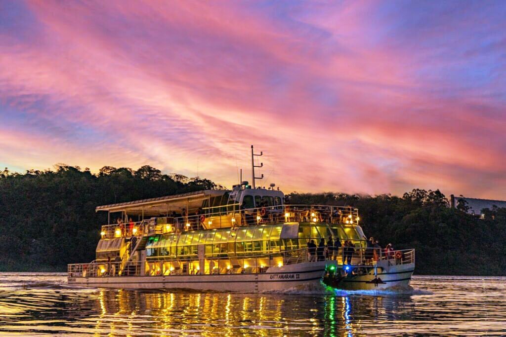 Passeio com jantar a bordo do Kattamaram II.