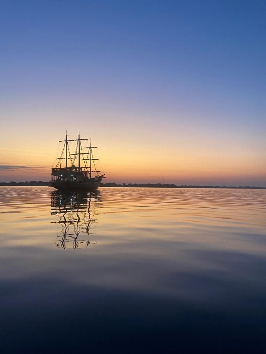 Passeio de Barco Pirata pelo Guaíba! Embarque nesta aventura incrível e viva uma verdadeira experiência de pirataria, com caça ao tesouro, shows interativos e muitas outras atividades emocionantes!