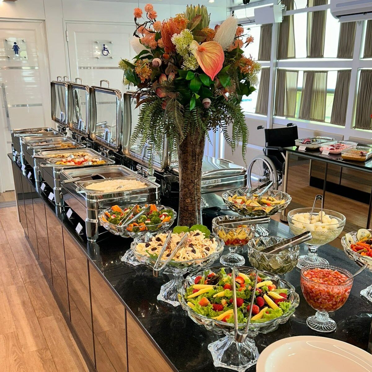 Embarque no renomado Catamarã e admire toda a deslumbrante beleza natural da Ilha de Florianópolis!