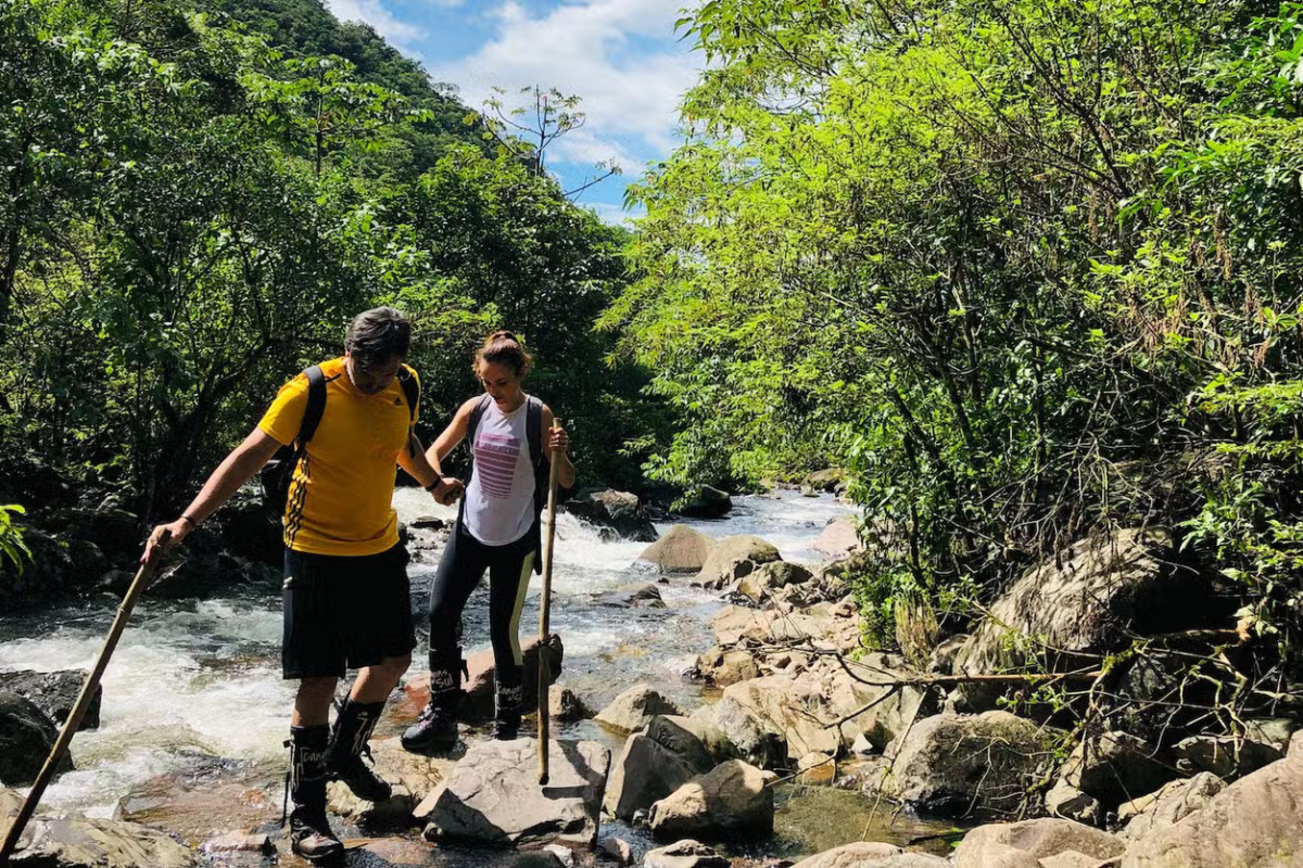 Se você é apaixonado por natureza e aventura, não perca esta trilha pelo cânion Malacara em Praia Grande!