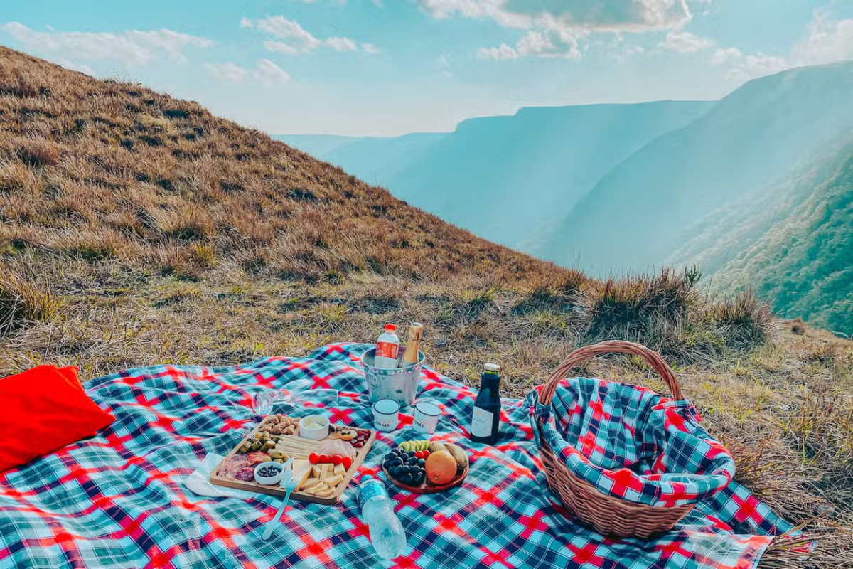 Tour ao Morro dos Cabritos com piquenique! Surpreenda-se com paisagens impressionantes de Santa Catarina enquanto degusta uma deliciosa seleção de produtos regionais.