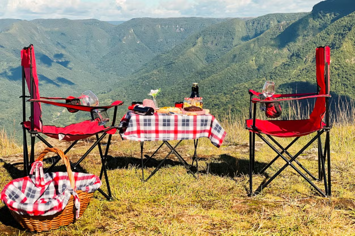 Tour ao Morro dos Cabritos com piquenique! Surpreenda-se com paisagens impressionantes de Santa Catarina enquanto degusta uma deliciosa seleção de produtos regionais.