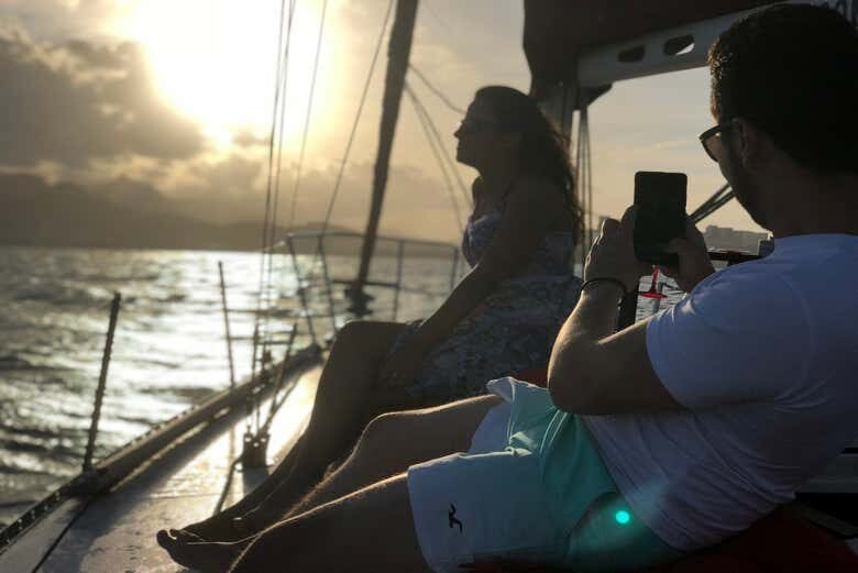 Experiência Inesquecível: Passeio de Veleiro ao Entardecer no Rio de Janeiro!