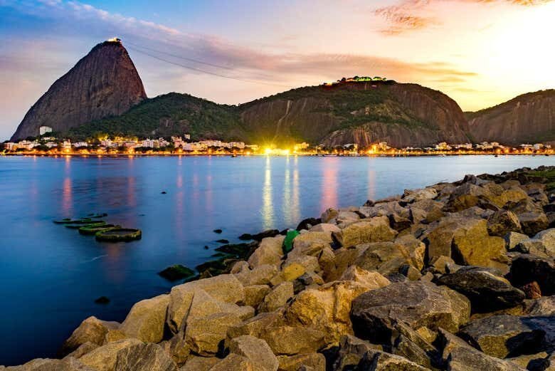 Experiência Inesquecível: Passeio de Veleiro ao Entardecer no Rio de Janeiro!