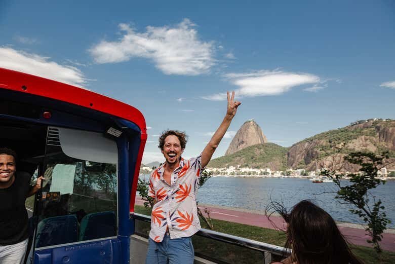 Descubra o Rio a Bordo de um Ônibus Turístico com Música e Samba!