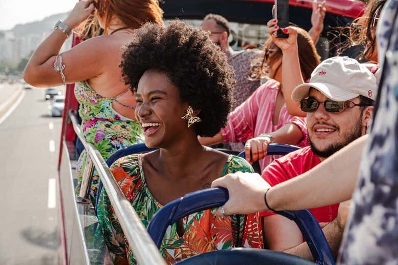 Descubra o Rio a Bordo de um Ônibus Turístico com Música e Samba!