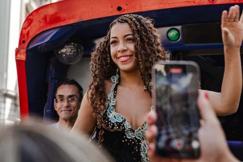 Descubra o Rio a Bordo de um Ônibus Turístico com Música e Samba!