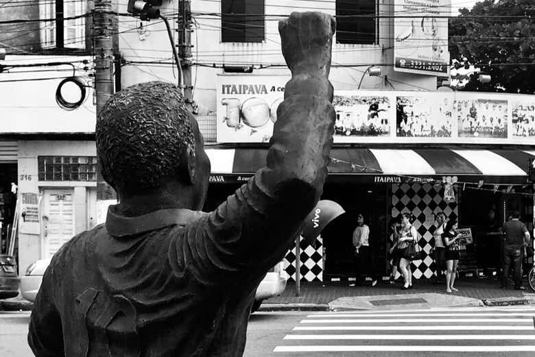 Tour Privado do Pelé em Santos: Conheça a História do Rei do Futebol!