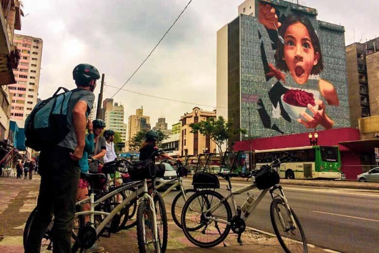 Pedale por São Paulo: Explore o Parque Ibirapuera e o Centro Histórico!
