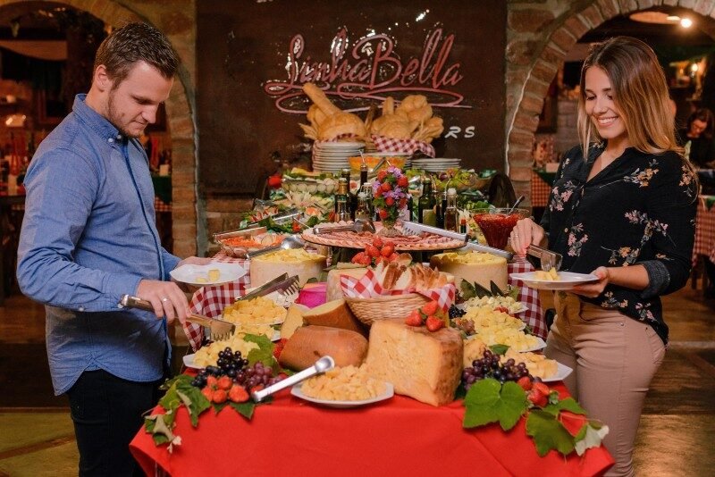 Noite Italiana na Linha Bella: Jantar com show, buffet e sotaque da nona!