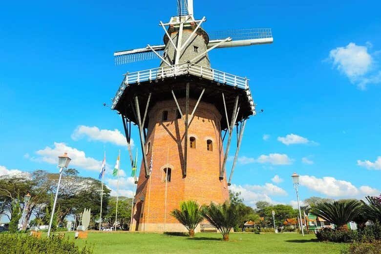 Explore a Charmosa Cidade das Flores em Holambra!