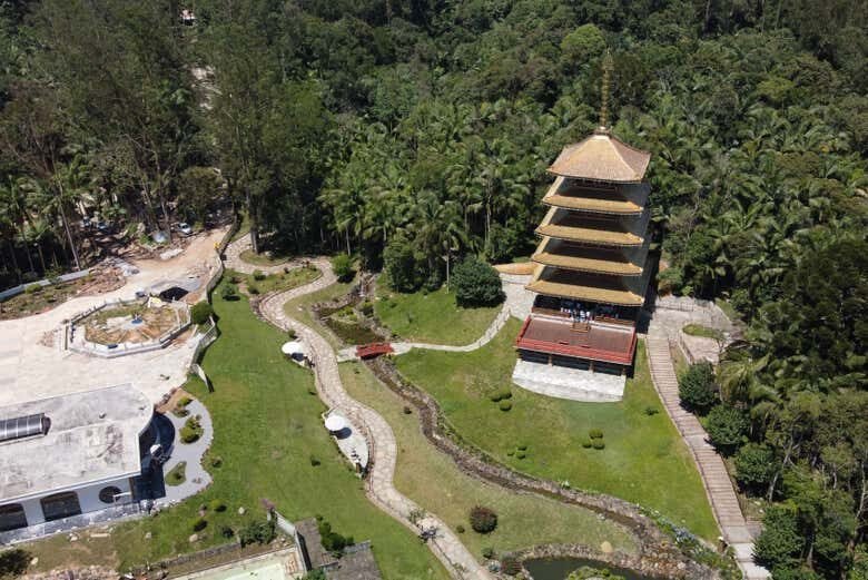 Descubra a Paz e Tradição na Torre de Miroku: Excursão Imperdível saindo de São Paulo!
