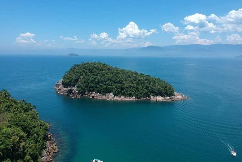 Explore as Ilhas Couves e Prumirim em um Incrível Passeio de Escuna!