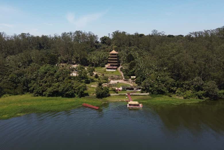 Descubra a Paz e Tradição na Torre de Miroku: Excursão Imperdível saindo de São Paulo!