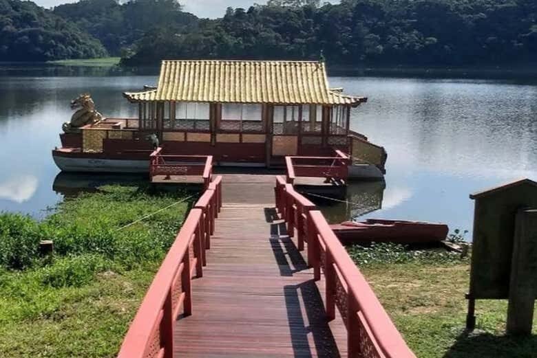 Descubra a Paz e Tradição na Torre de Miroku: Excursão Imperdível saindo de São Paulo!