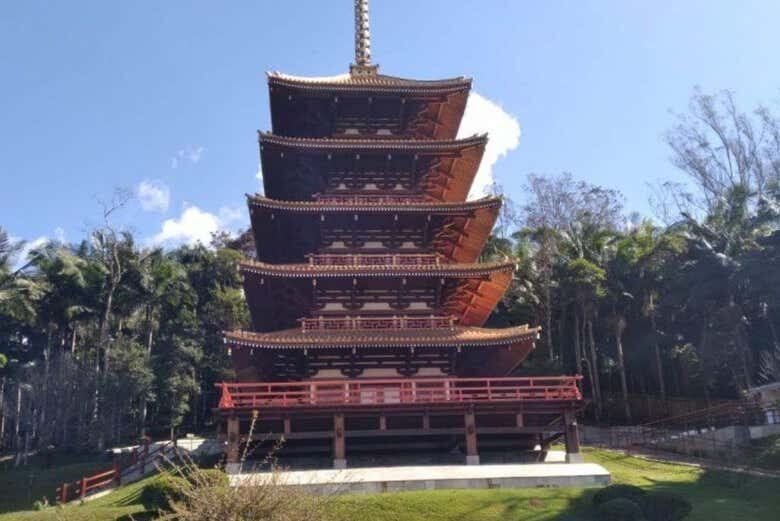 Descubra a Paz e Tradição na Torre de Miroku: Excursão Imperdível saindo de São Paulo!
