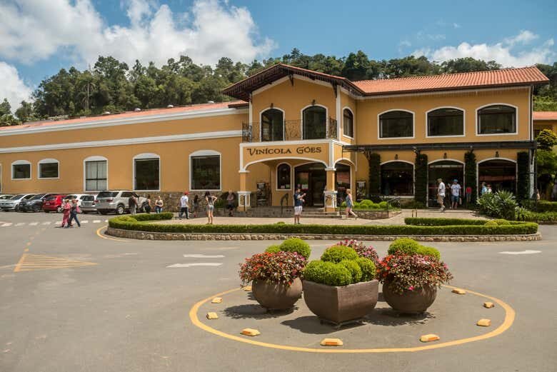 Explore as Vinícolas e Descubra os Sabores de São Roque: Excursão com Degustação e Compras!