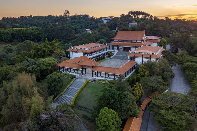 Excursão Privada ao Templo Budista Zu Lai e Embu das Artes!