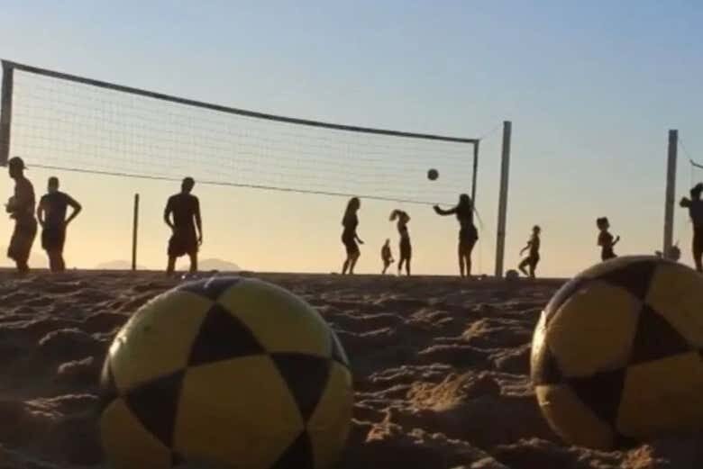 Experimente o Futevôlei na Icônica Praia de Copacabana!