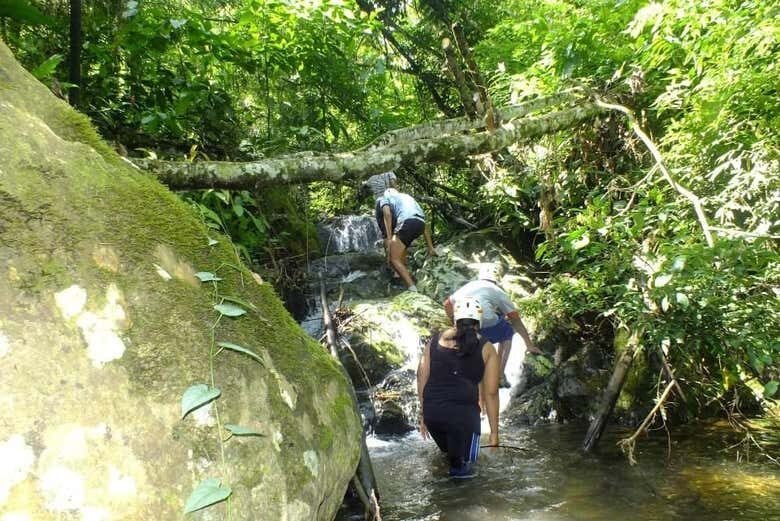 Aventuras Aquáticas no Ribeirão Bonito: Prepare-se para o Water Trekking em Meio à Natureza!