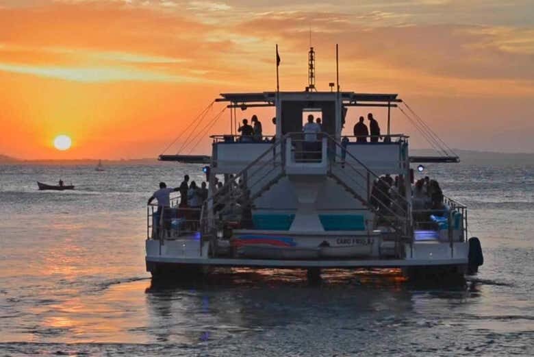 Passeio de Catamarã por Cabo Frio: Descubra as Belezas do Rio de Janeiro!