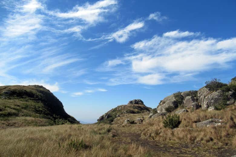 Trilhas Épicas do Paraná: Escolha Entre o Cânion da Faxina ou o Pico Araçatuba!