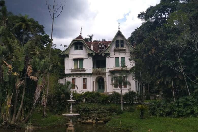 Excursão Privada a Petrópolis ou Arraial do Cabo: Descubra os Encantos!