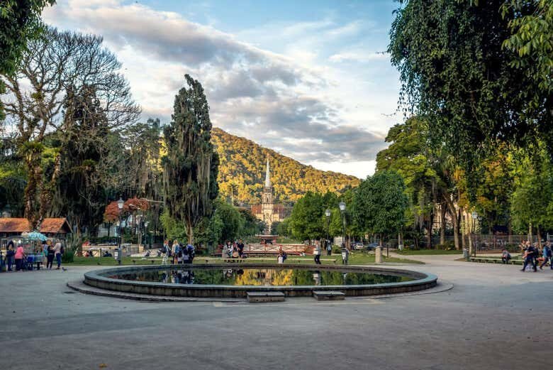 Excursão Privada a Petrópolis ou Arraial do Cabo: Descubra os Encantos!
