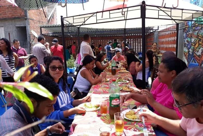 Experiência Autêntica em São Paulo: Feijoada e Cultura em Paraisópolis!