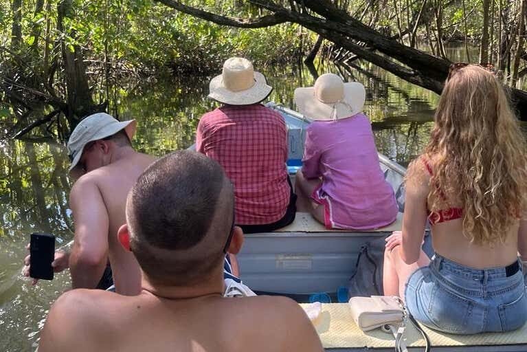 Explore as Belezas Naturais de Itacaré: Passeio de Barco pelo Rio de Contas!
