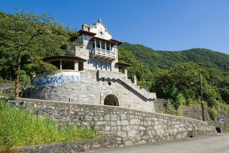 Explore a História e Natureza na Trilha Privada pela Estrada Velha de Santos!