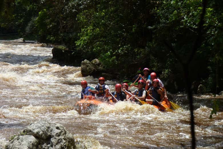 Aventure-se nas Águas do Rio Turvo: Rafting em Família no Meio da Natureza!