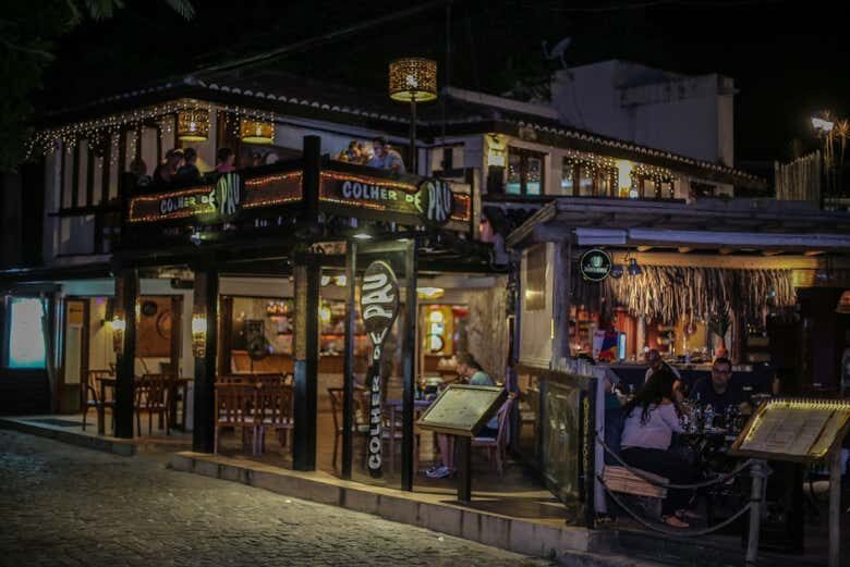 Excursão Noturna a Arraial d'Ajuda com Guia em Português!