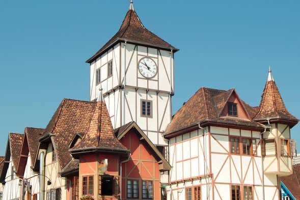 Tríplice Aventura Catarinense: Joinville, Blumenau e Balneário Camboriú em um Só Dia!