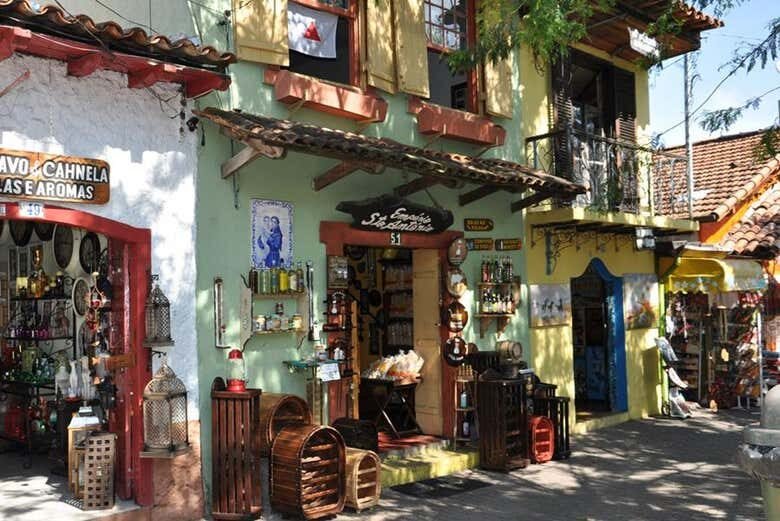 Explore a Pitoresca Embu das Artes: Cultura e Arte Pertinho de SP!